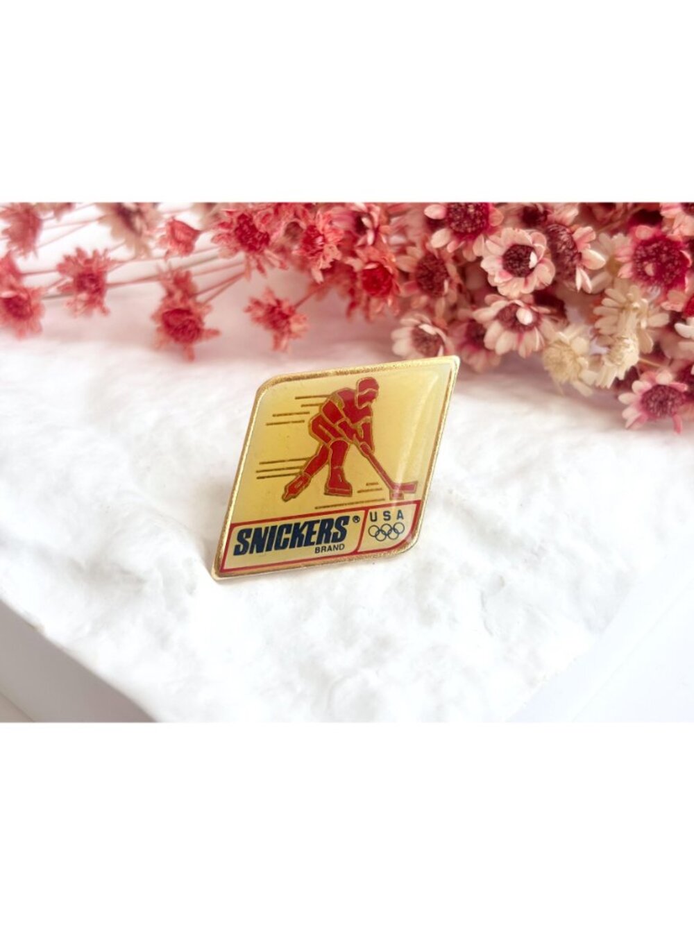 1991 Snickers Brand USA Olympic Hockey Souvenir Vintage Gold Toned Lapel Pin - Picture 5 of 5